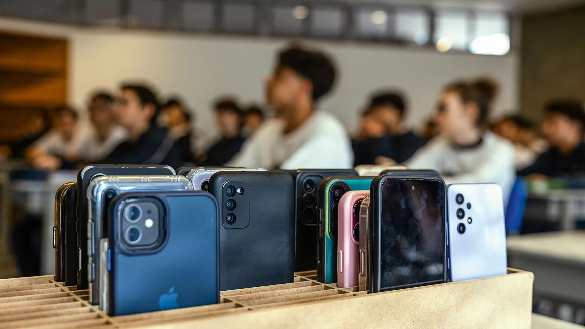Juventude desplugada: proibição de celulares nas escolas já mostra bons resultados