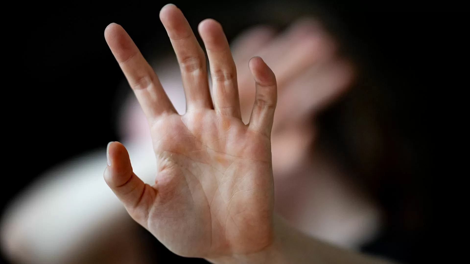 Tribunal alemão condena homem por violar e filmar esposa durante anos