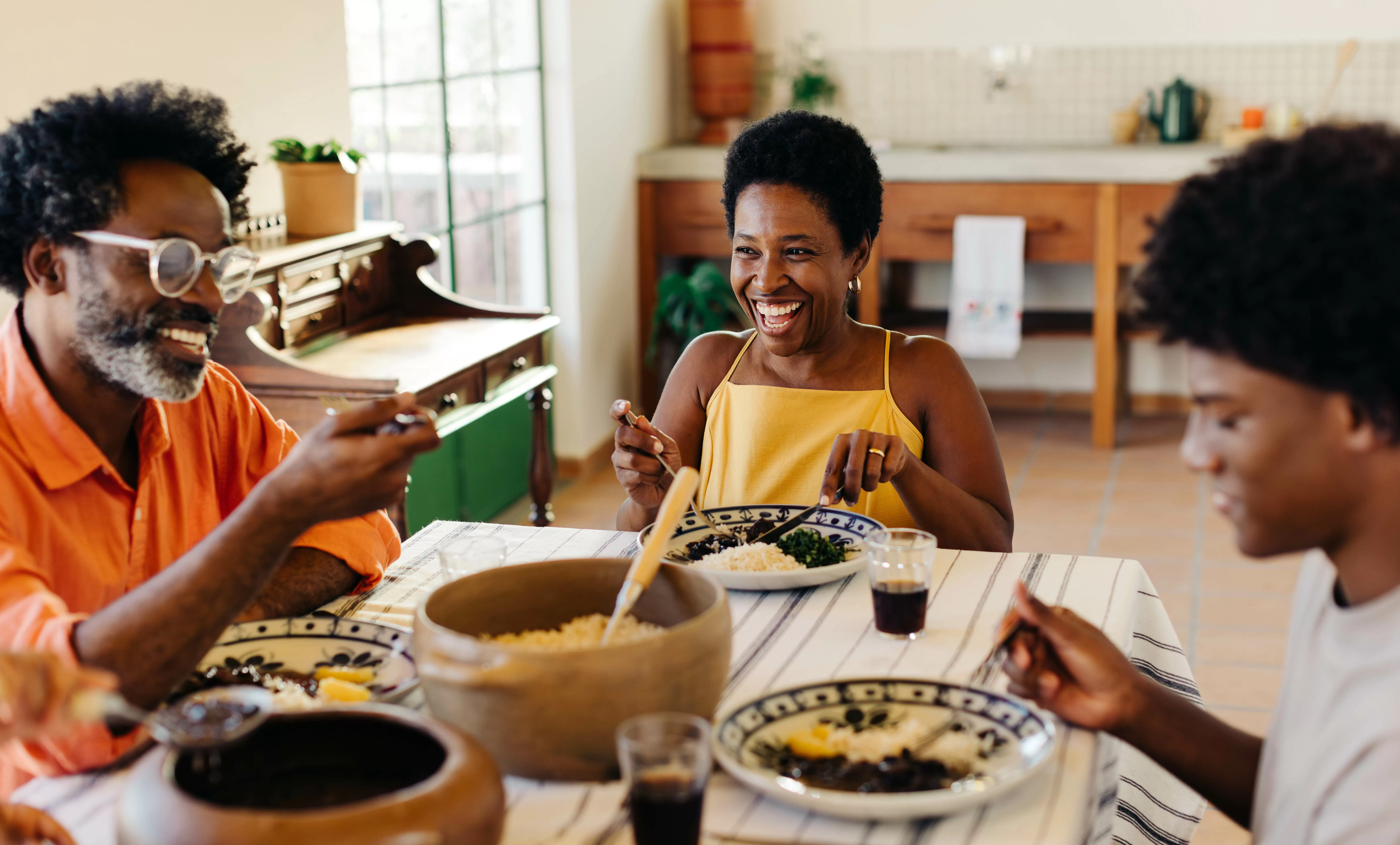 Refeições em família melhoram a alimentação de pais e filhos, aponta estudo