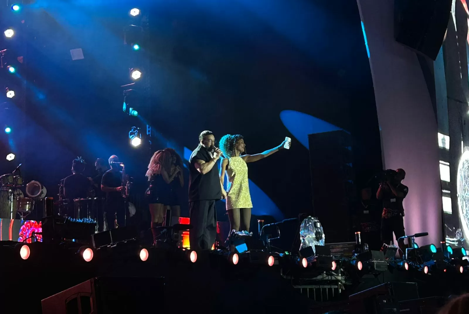 Belo faz homenagem a casal de ‘Três Graças’ em show