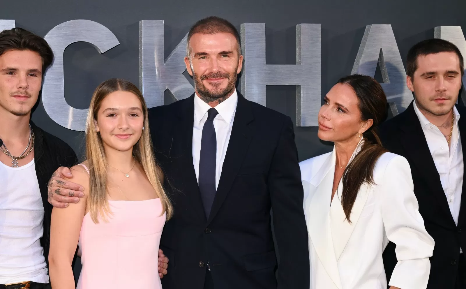 Filho de David Beckham envia notificação extrajudicial aos pais