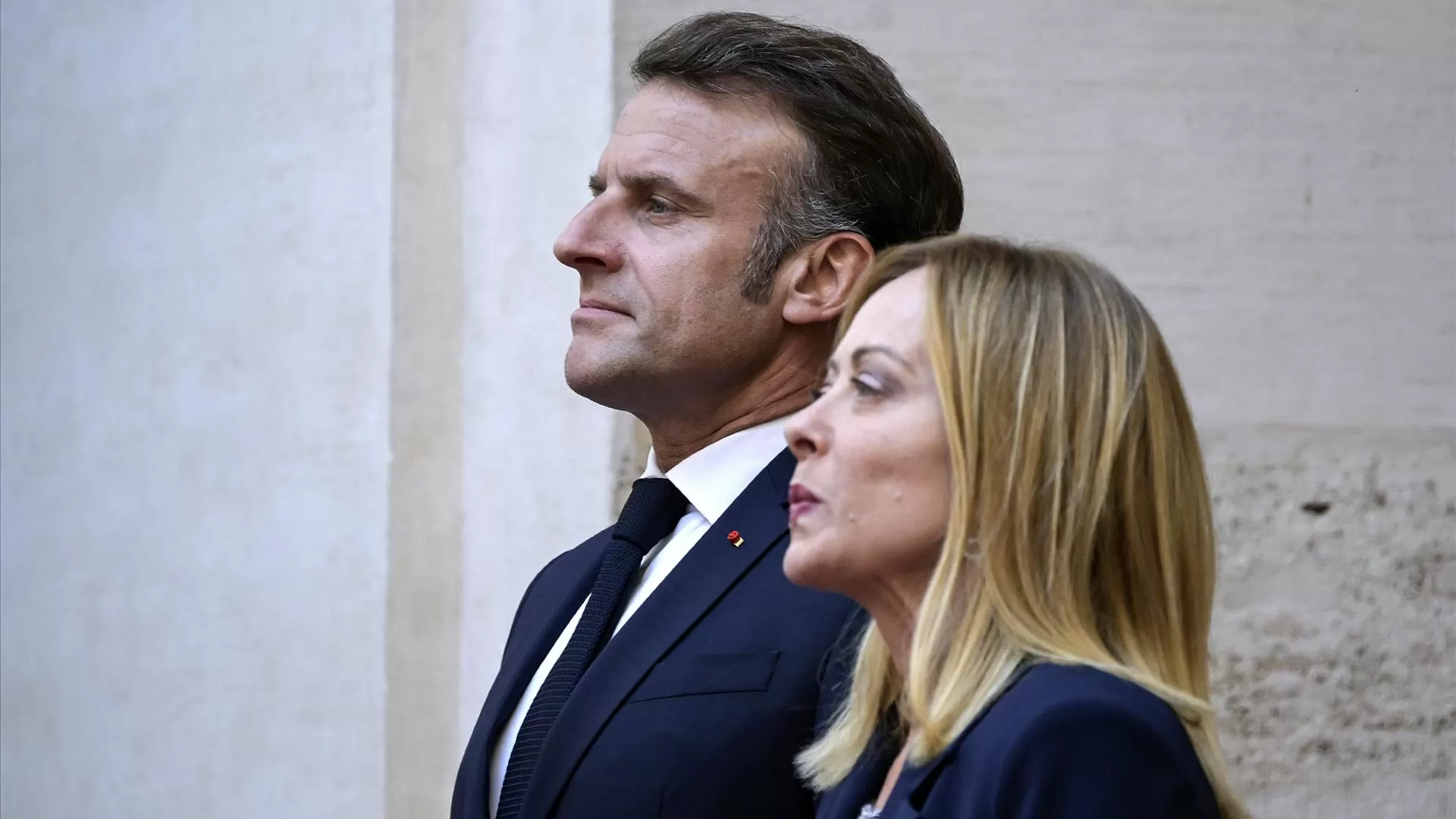 De costas voltadas. Macron e Meloni discordam na morte de militante de extrema-direita