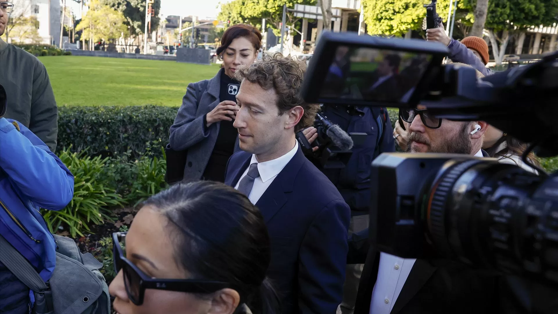 Dono do Facebook e Instagram vai pela primeira vez a tribunal responder ao "vício" nas redes sociais