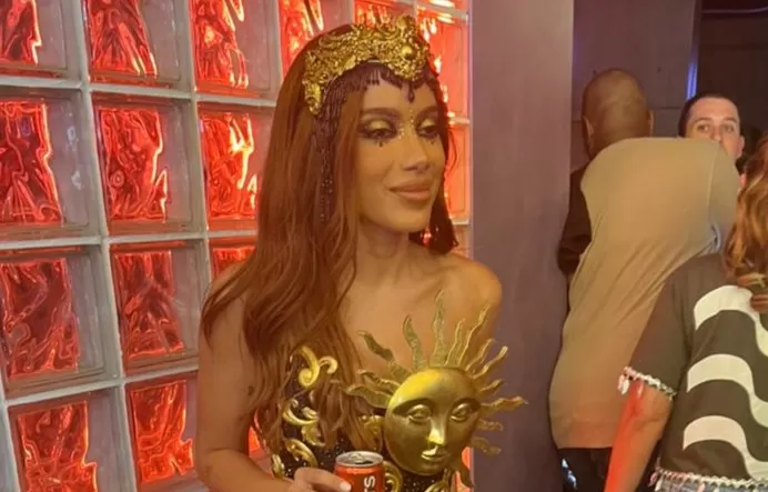 O artista que fez Anitta sair de show direto para a Sapucaí