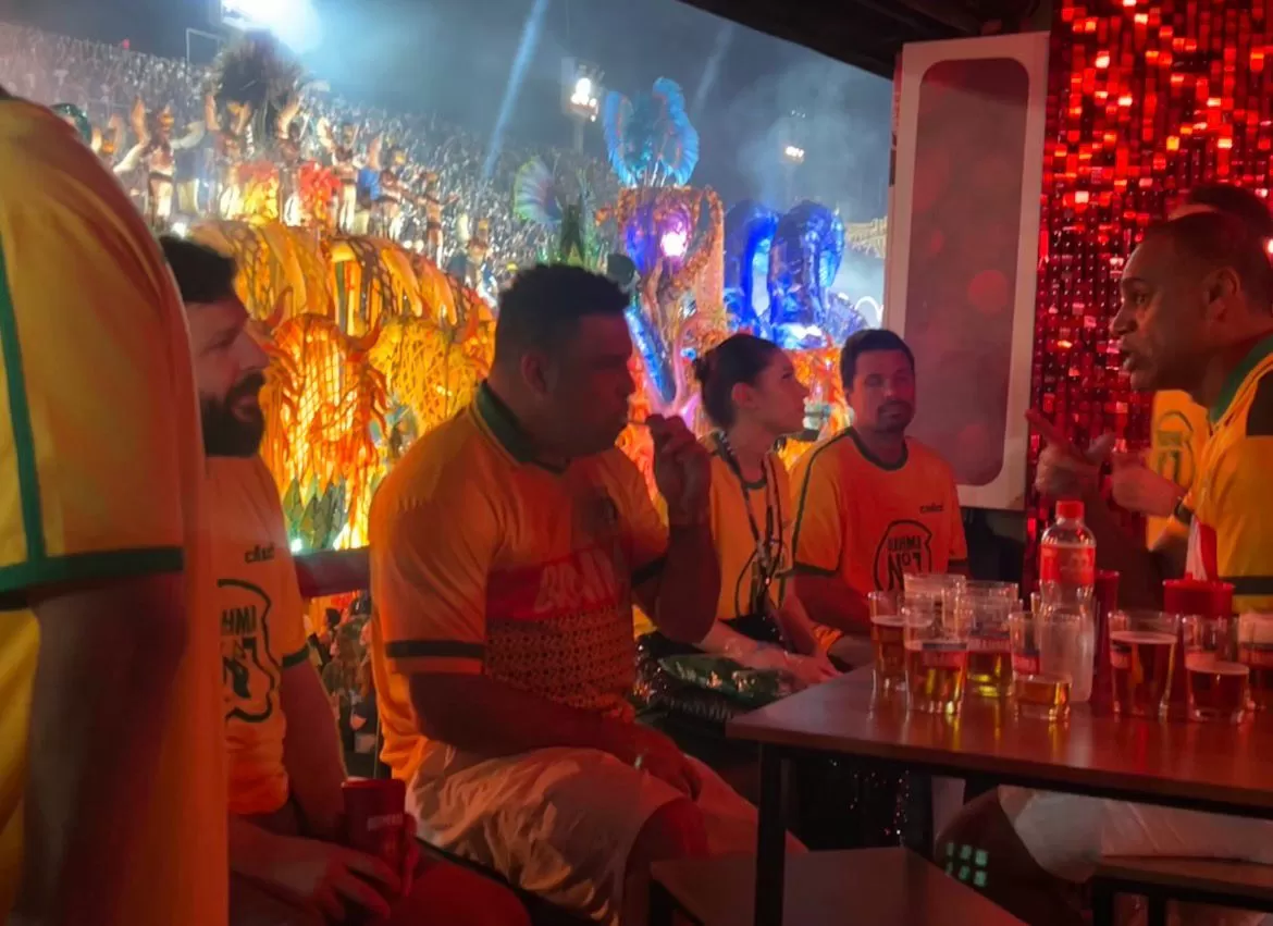 Ronaldo ‘ignora’ desfile em homenagem ao Lula na Sapucaí