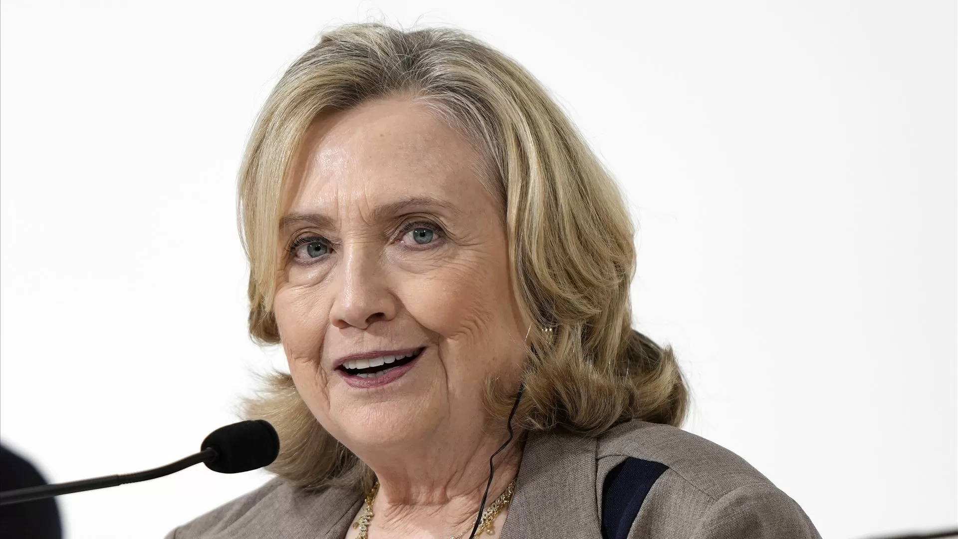 Hillary Clinton acusa Governo de Trump de "encobrimento" no caso Epstein