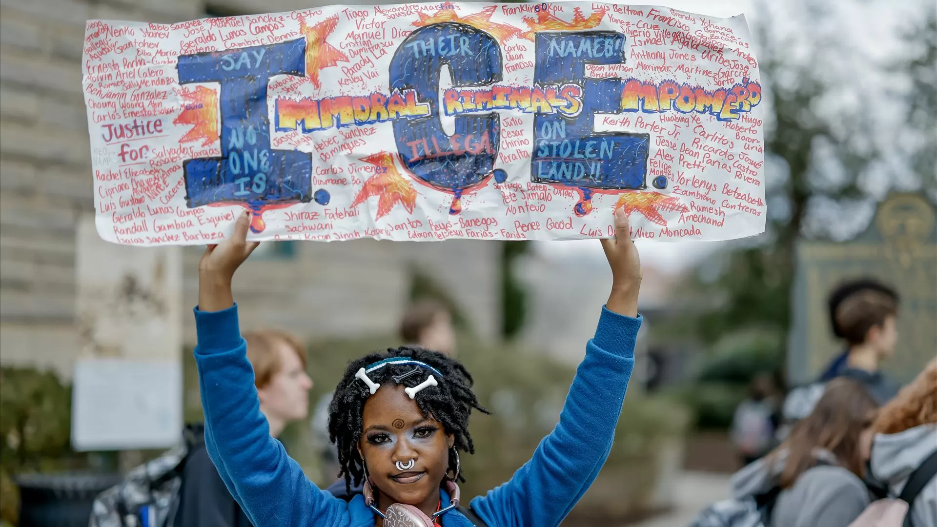 Juiz ordena libertação de criança de cinco anos e pai detidos em operação do ICE nos EUA
