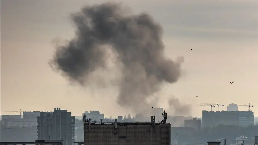 Ataque russo com drones causa dois feridos em Kiev