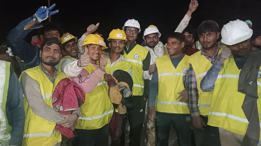Índia indemniza os 41 trabalhadores resgatados após 17 dias num túnel