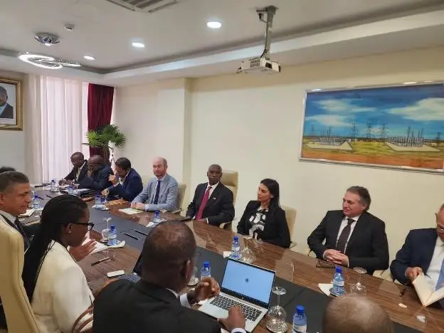 A pessoa encarregada da administração da área de Energia e Águas está analisando o progresso na implementação das iniciativas do projeto da usina hidrelétrica de Caculo Cabaça