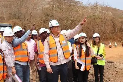 O encarregado da área de Energia e Águas está avaliando o avanço na realização das obras do projeto hidrelétrico de Caculo Cabaça