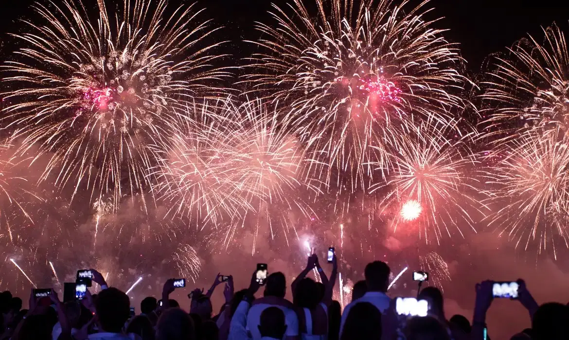 Médicos alertam para risco dos fogos de artifício; veja como se proteger