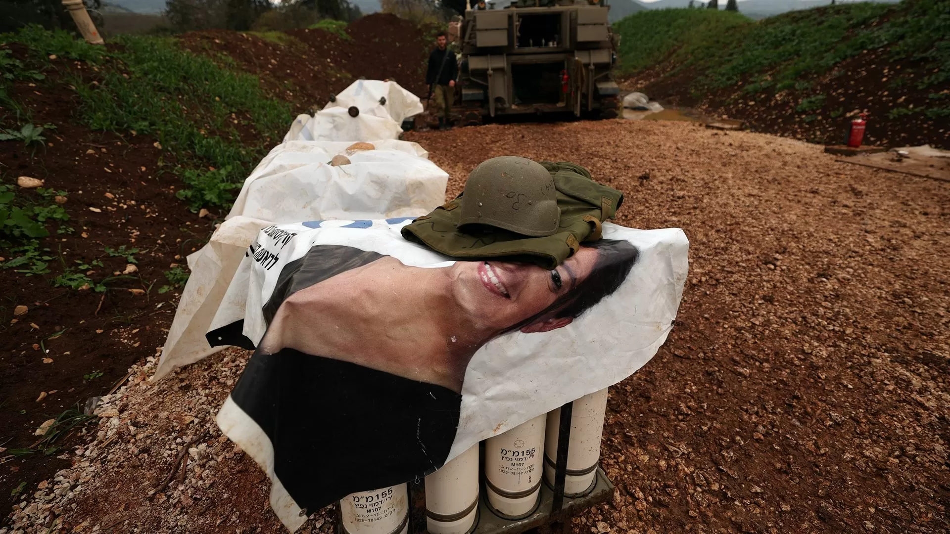 Israel invade hospital na Faixa de Gaza, Hezbollah ataca quartel israelita