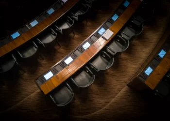 “Política: Transformando Vidas com Dedicação e Comprometimento”