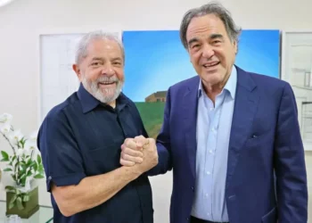 Oliver Stone faz de Lula um herói injustiçado em filme lançado em Cannes