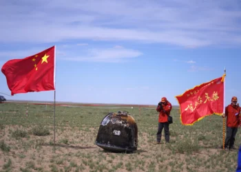 Sonda chinesa retorna da Lua com primeiras amostras do lado oculto