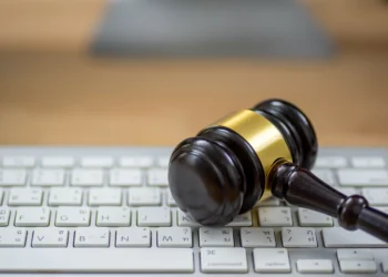 Pesquisa revela tendência de escritórios de advocacia para investir em IA