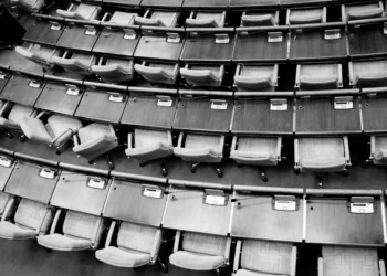 “A importância e influência da política na sociedade”