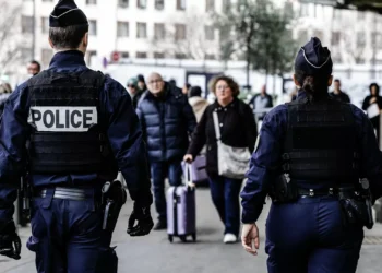 França. Polícia detém homem com explosivos em hotel de Paris