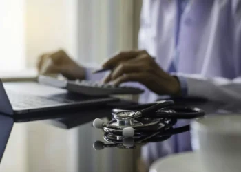 O descompasso da especialização de novos médicos no país