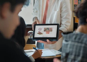 Acesso à internet nas escolas aumenta, mas conectividade preocupa, diz pesquisa