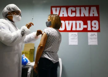 Fiocruz alerta sobre aumento da covid e ministério recomenda vacinação