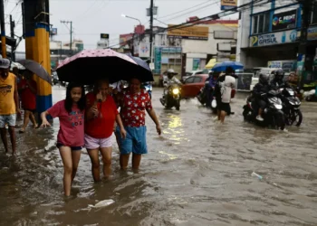 Um morto e sete desaparecidos devido à tempestade Trami das Filipinas