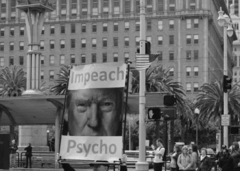 “Desmistificando a Política: Além dos Esterótipos”