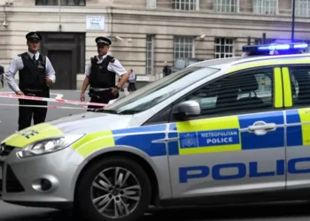 Londres. Homem ataca mulheres e corta-lhes o cabelo