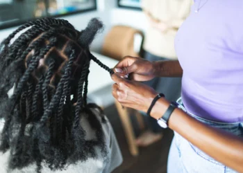 Anvisa cancela venda de 47 pomadas capilares; entenda os riscos