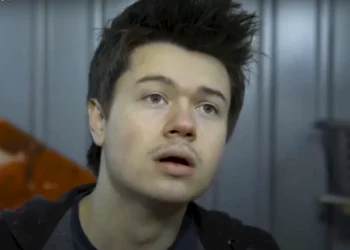 Ator de ‘Sex Education’ é condenado a 15 anos de prisão por abuso sexual