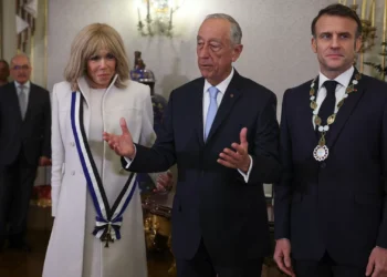 Marcelo condecora Macron com Ordem da Liberdade e saem de Belém de mãos dadas