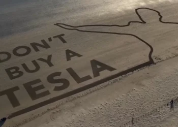 Ativistas usam Tesla para escrever “Não comprem um Tesla” em praia britânica