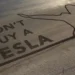 Ativistas usam Tesla para escrever “Não comprem um Tesla” em praia britânica