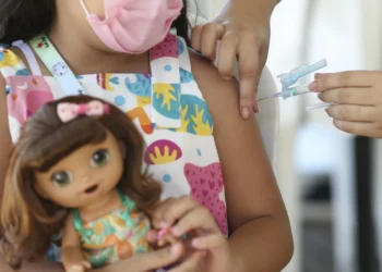 Covid: pais que não vacinarem filhos podem ser multados, decide STJ