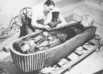 Maleta de arqueólogo que encontrou tumba de Tutancâmon aparece na Inglaterra