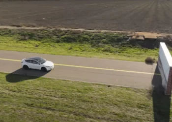 Tesla falha em teste de segurança inspirado em desenhos animados