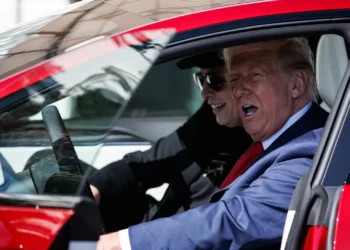 Trump exibe Tesla comprado a Musk à porta da Casa Branca
