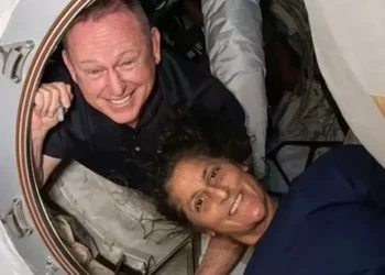Missão que permitirá resgate de astronautas chega à Estação Espacial