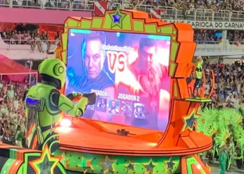 Elon Musk leva socos em combate da Mocidade na Sapucaí