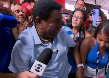 Neguinho da Beija-Flor passa mal com vitória de escola