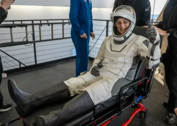 Astronautas que ficaram ‘presos’ no espaço por 9 meses voltam à Terra