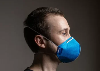 O que há de errado com estudo que associa uso de máscara e mortalidade por covid?