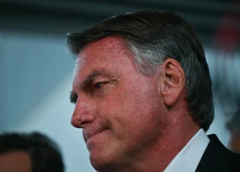 Bolsonaro está medicado, mas ainda não é possível saber se será operado, diz médico