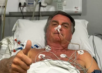 Bolsonaro está estável e sem suporte de analgésicos, diz hospital