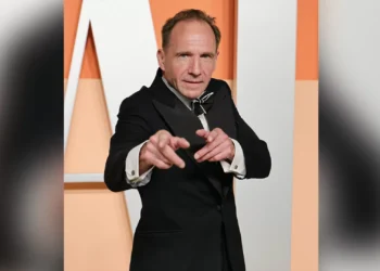 A nova e ousada empreitada de Ralph Fiennes após ‘Conclave’