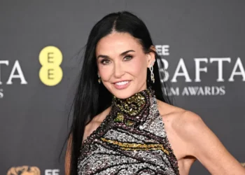 Como Demi Moore lida com envelhecimento em Hollywood