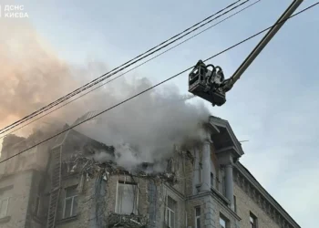 Sobe para 12 número de mortos em ataque russo contra Kiev