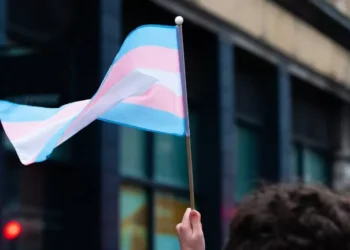 Professora é afastada após adolescente denunciar transfobia em escola no Rio