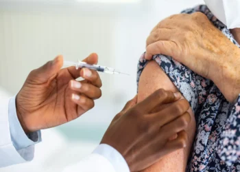 Uma vacina é capaz de reduzir em 20% as chances de demência, revela estudo